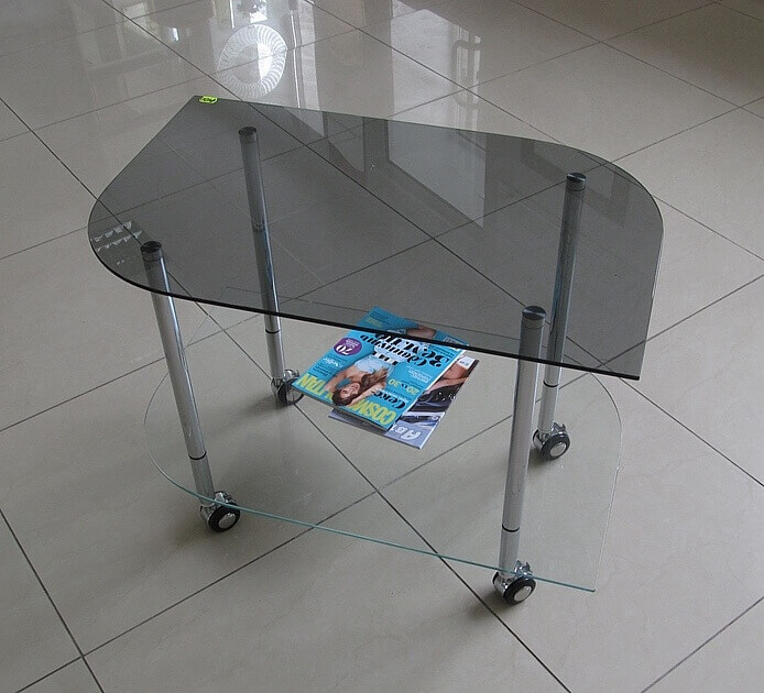 Журнальный столик из прозрачного стекла